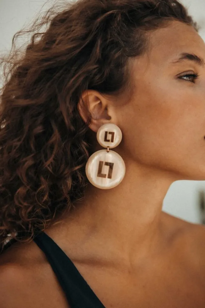 Larissa Sand Logo Oorbellen